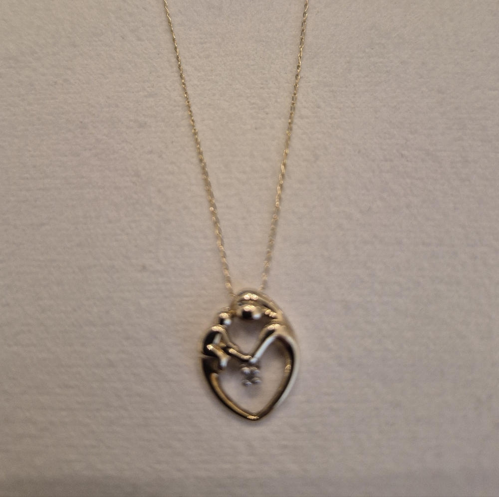 10k solid gold Mother and child necklace